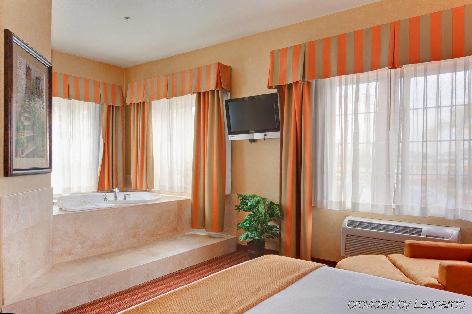 Holiday Inn Express & Suites Corona, An Ihg Hotel Eksteriør bilde